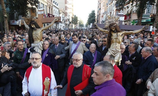 Encuentro del Cristo del Salvador y del Salvador y del Amparo, en una pasada edición. 