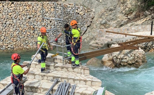 Los operarios han trabajado sin descanso para instalar las pasarelas provisionales