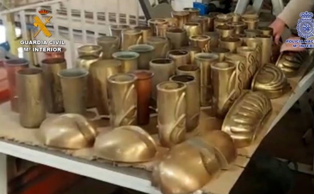 Imagen de todas las piezas ornamentales, de latón, intervenidas en la operación. 