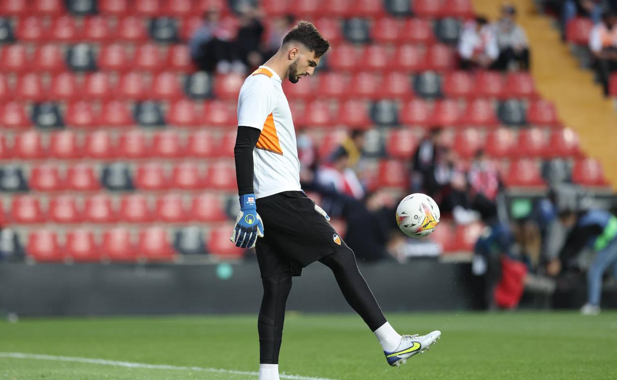 Mamardashvili controla el balón en un calentamiento de partido. 