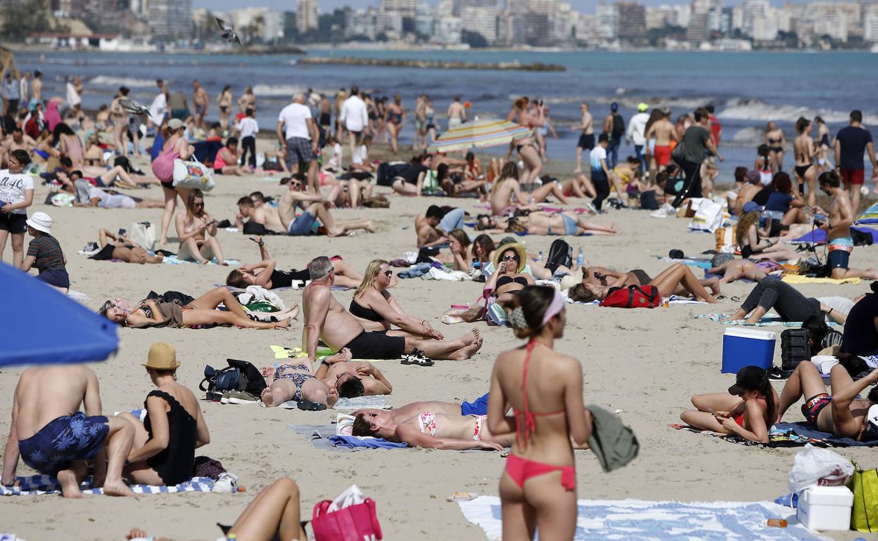 Imagen este mediodía de la playa del Postiguet de Alicante. 