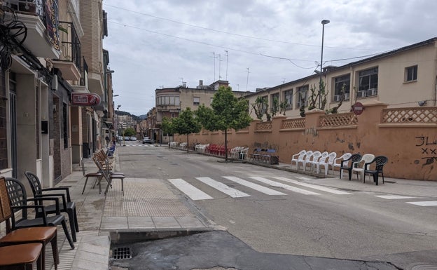 Sillas preparadas para el paso de la procesión en Alzira. 