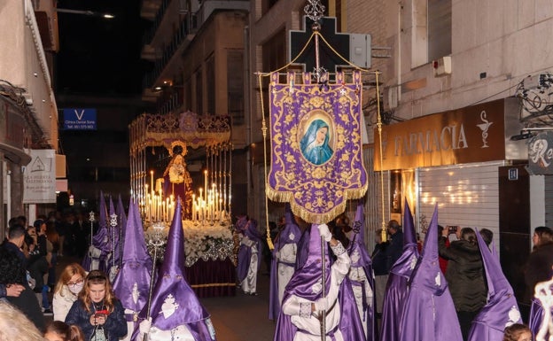 Imagen principal - Una de las procesiones de Torrent. 