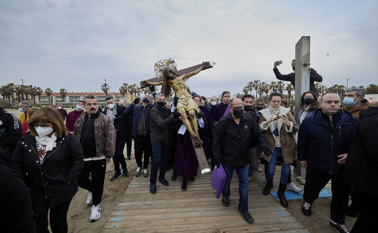 Visita del Cristo del Salvador a la playa del Cabanyal tras realizar la ofrenda de la corona de laurel. 