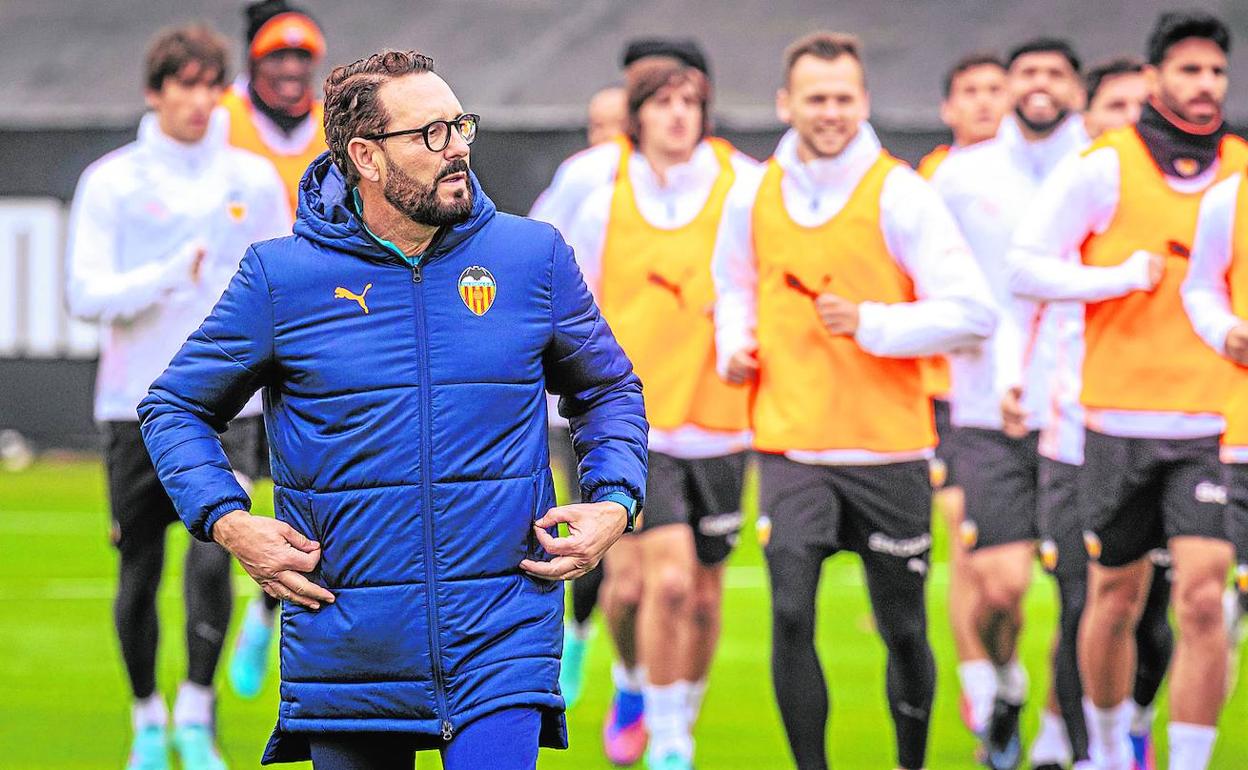 José Bordalás, durante un entrenamiento con el Valencia en la Ciudad Deportiva de Paterna. 