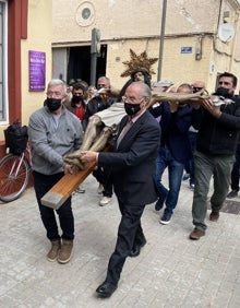 Imagen secundaria 2 - Oración en la orilla, una mujer besa un clavel antes de lanzarlo al mar y Cristo portado por cofrades. 