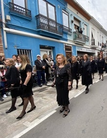 Imagen secundaria 2 - Gente viendo a la Dolorosa y Jesús con la Cruz desde los balcones y clavariesas.