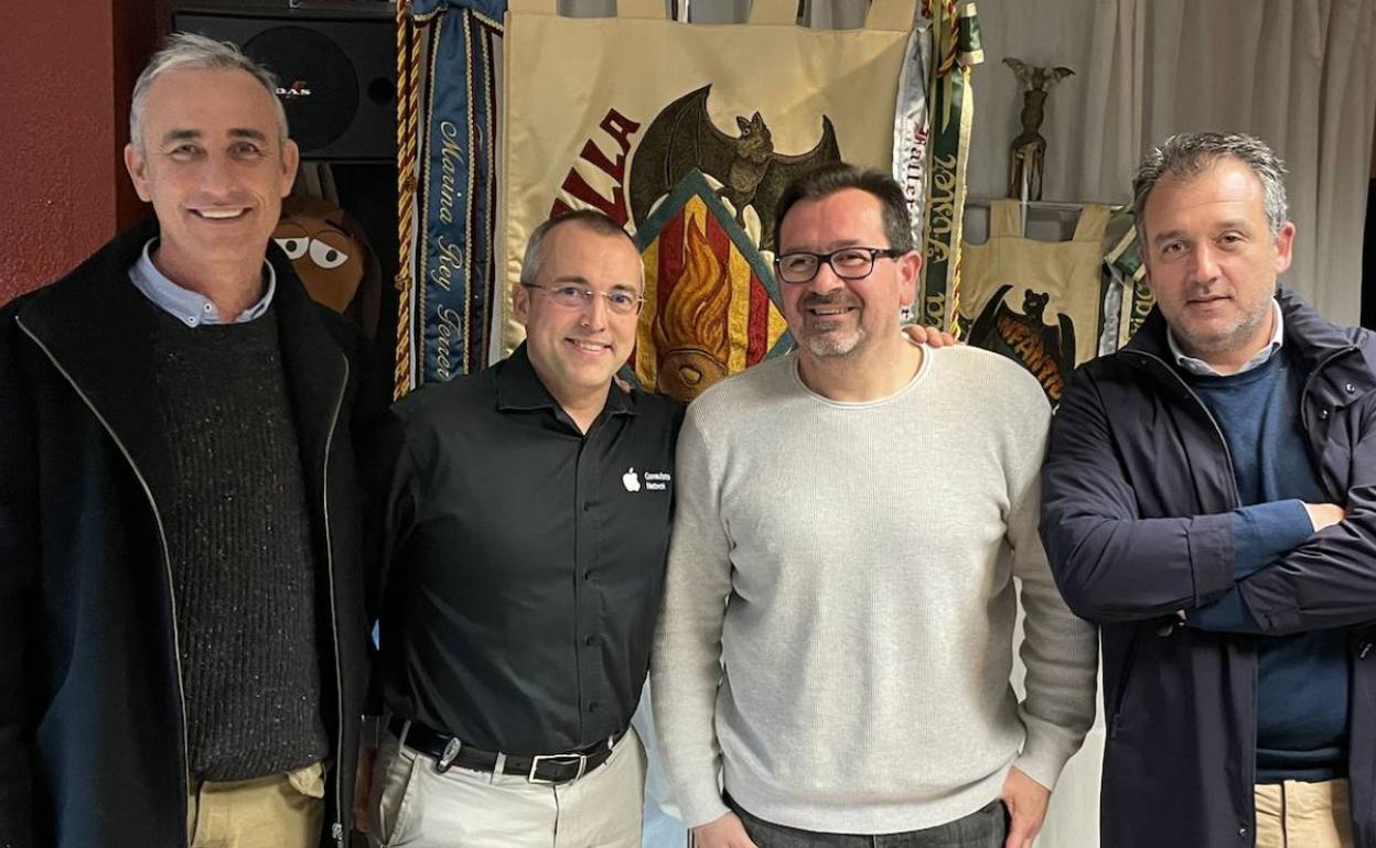 Los presidentes de Almirante Cadarso, Pepe Montalvá, Sergio Lorente y José Luis Serna, junto a Toni Pérez. 