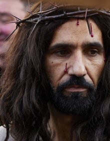 Imagen secundaria 2 - Foto de grupo antes de procesionar, primeros en salir y un Cristo. 