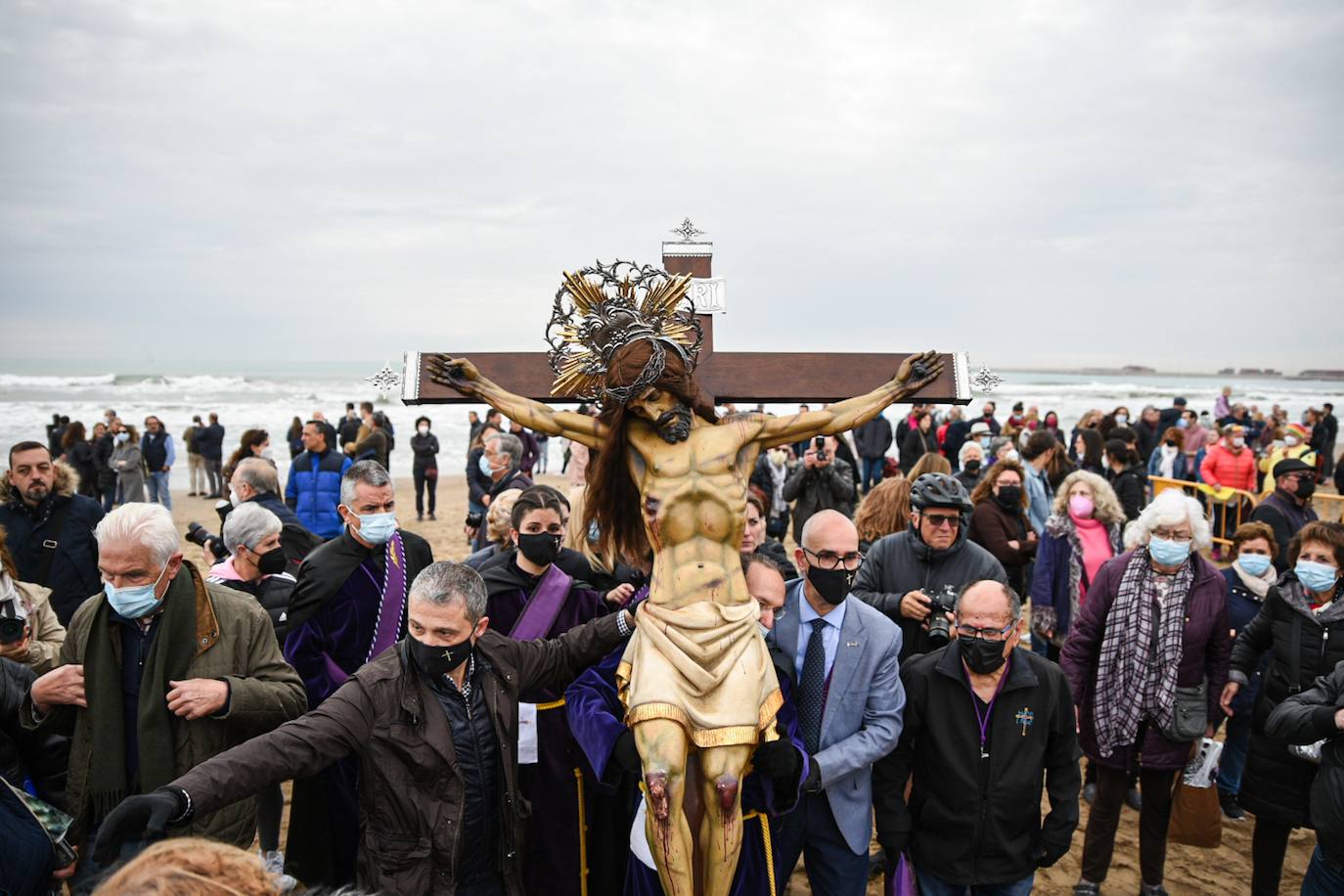 Fotos: Encuentro entre los Cristos y visita a la playa del Cabanyal