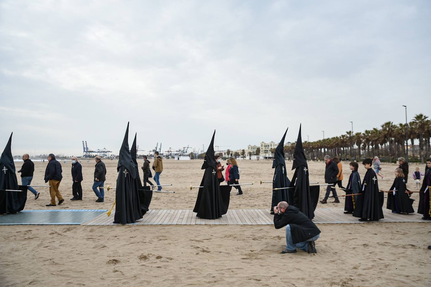 Fotos: Encuentro entre los Cristos y visita a la playa del Cabanyal