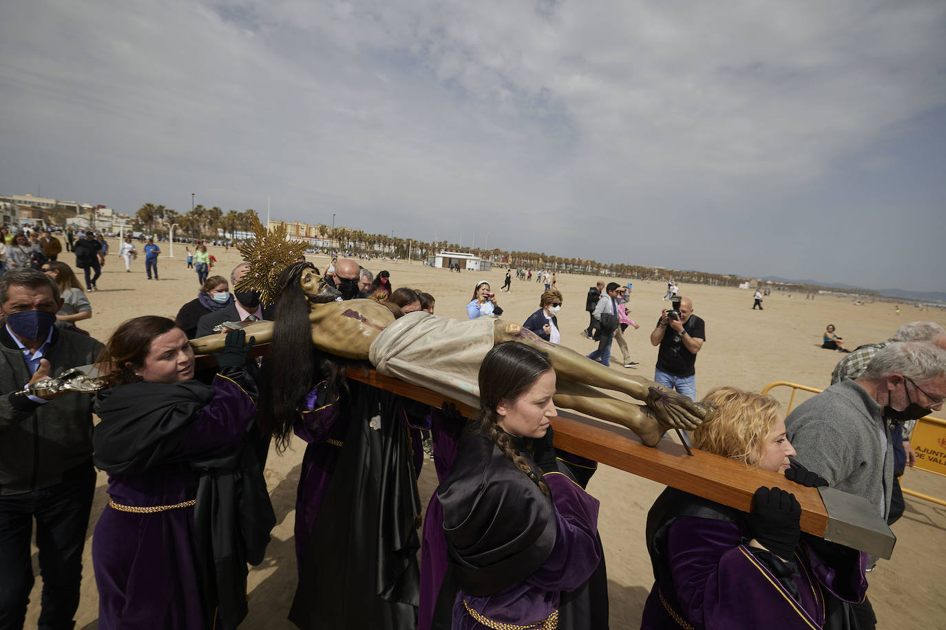 Fotos: Encuentro entre los Cristos y visita a la playa del Cabanyal