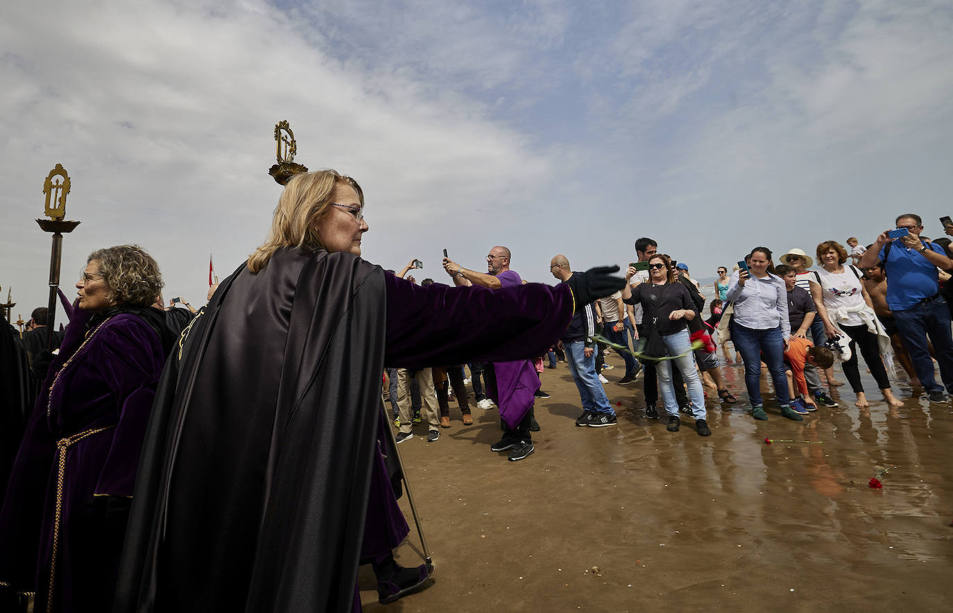 Fotos: Encuentro entre los Cristos y visita a la playa del Cabanyal