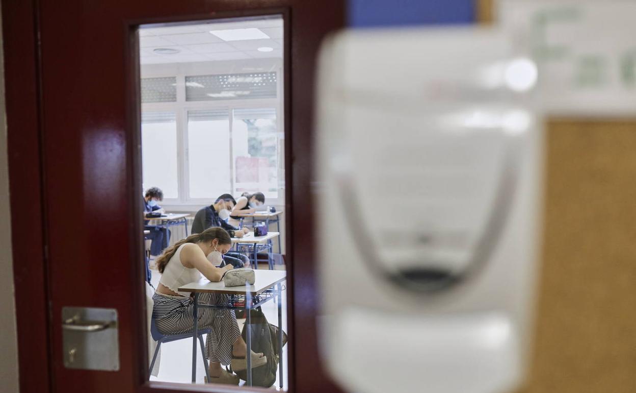 Estudiantes en una clase de refuerzo para preparar la selectividad de 2020. 