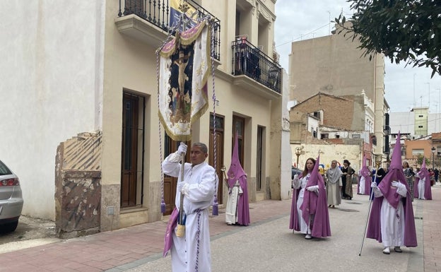 Imagen principal - Componentes de la hermandad del Cristo del Perdón. 