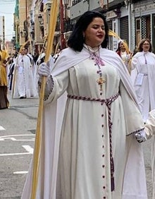 Imagen secundaria 2 - Desfile de la hermandad, Crsitina GRadolí y Lara Gutiérrez y Verónica Mudarra (d). 