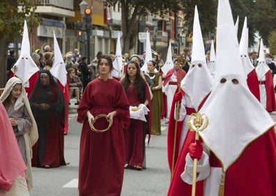 Imagen secundaria 1 - Cofrades participantes en el Santo Entierro del viernes. 