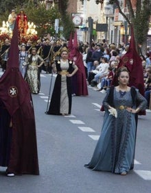 Imagen secundaria 2 - Cofrades participantes en el Santo Entierro del viernes. 