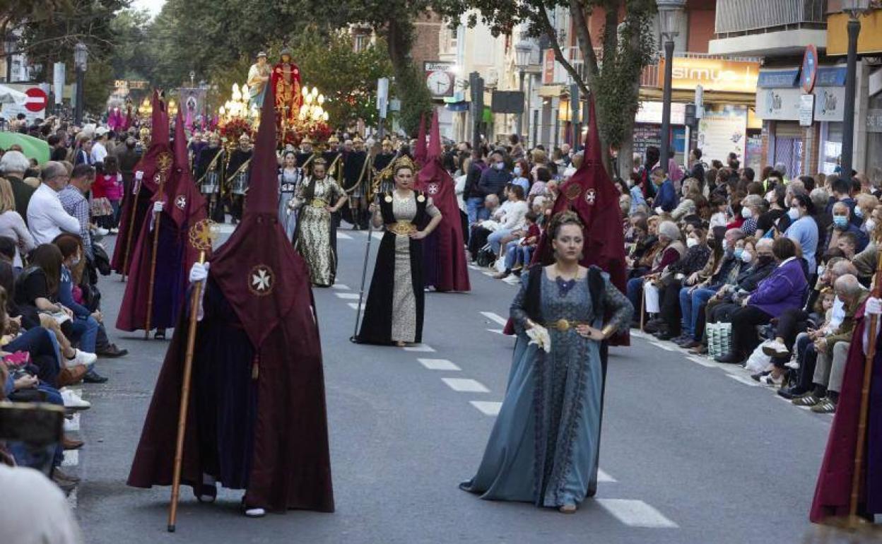 Procesión del Viernes Santo de la Semana Santa Marinera, en la calle de la Reina. 