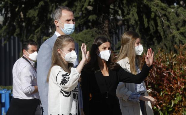 Los Reyes y sus hijas saludan a su llegada al centro de refugiados ucranianos en Pozuelo de Alarcón (Mádrid).