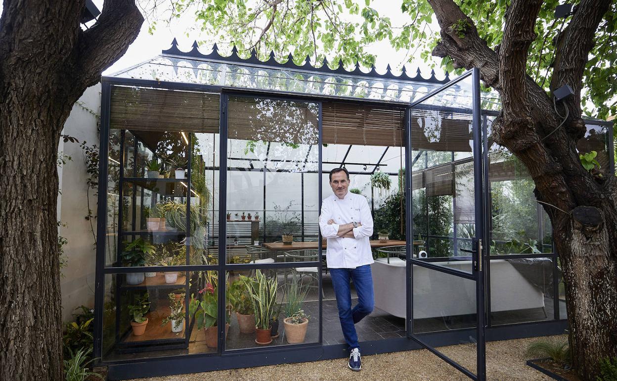 Miguel Martí, apoyado en la puerta del invernadero, un espacio reservado del Telar de Miguel Martí.