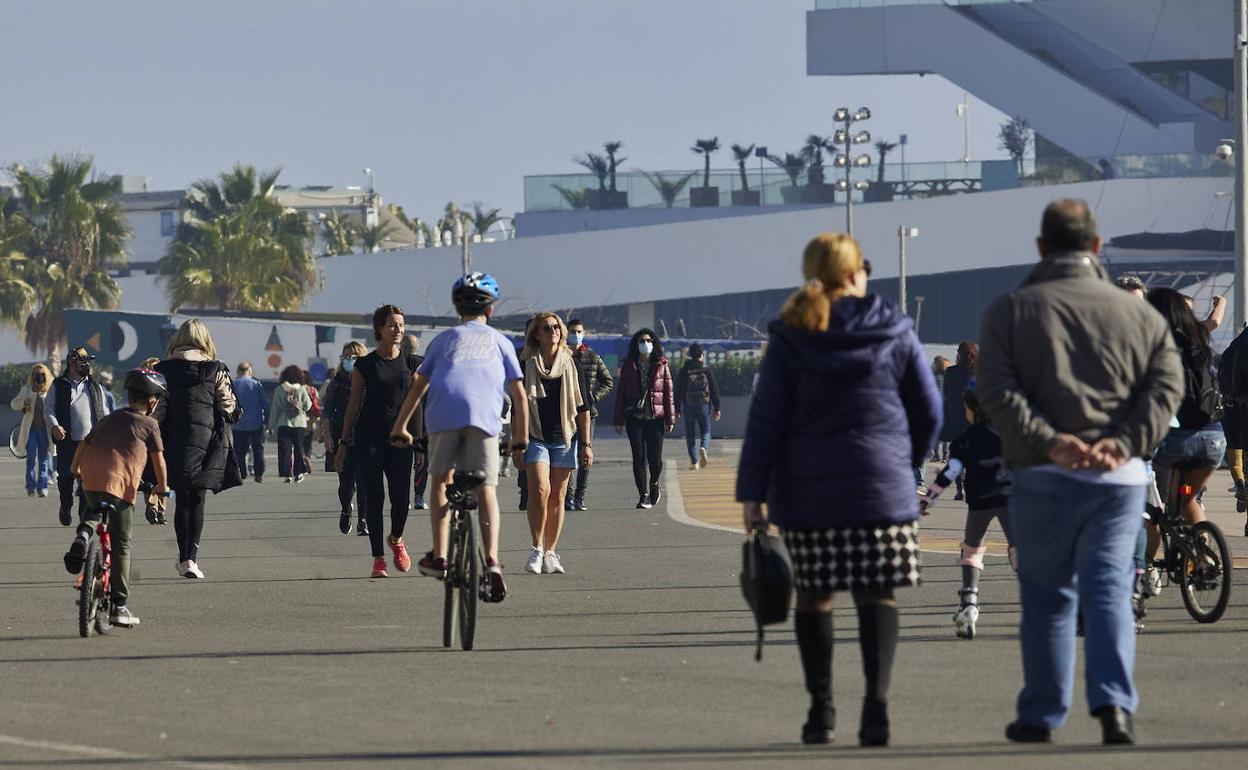 Turistas pasean por los alrededores de la Marina de Valencia, en una imagen de archivo. 