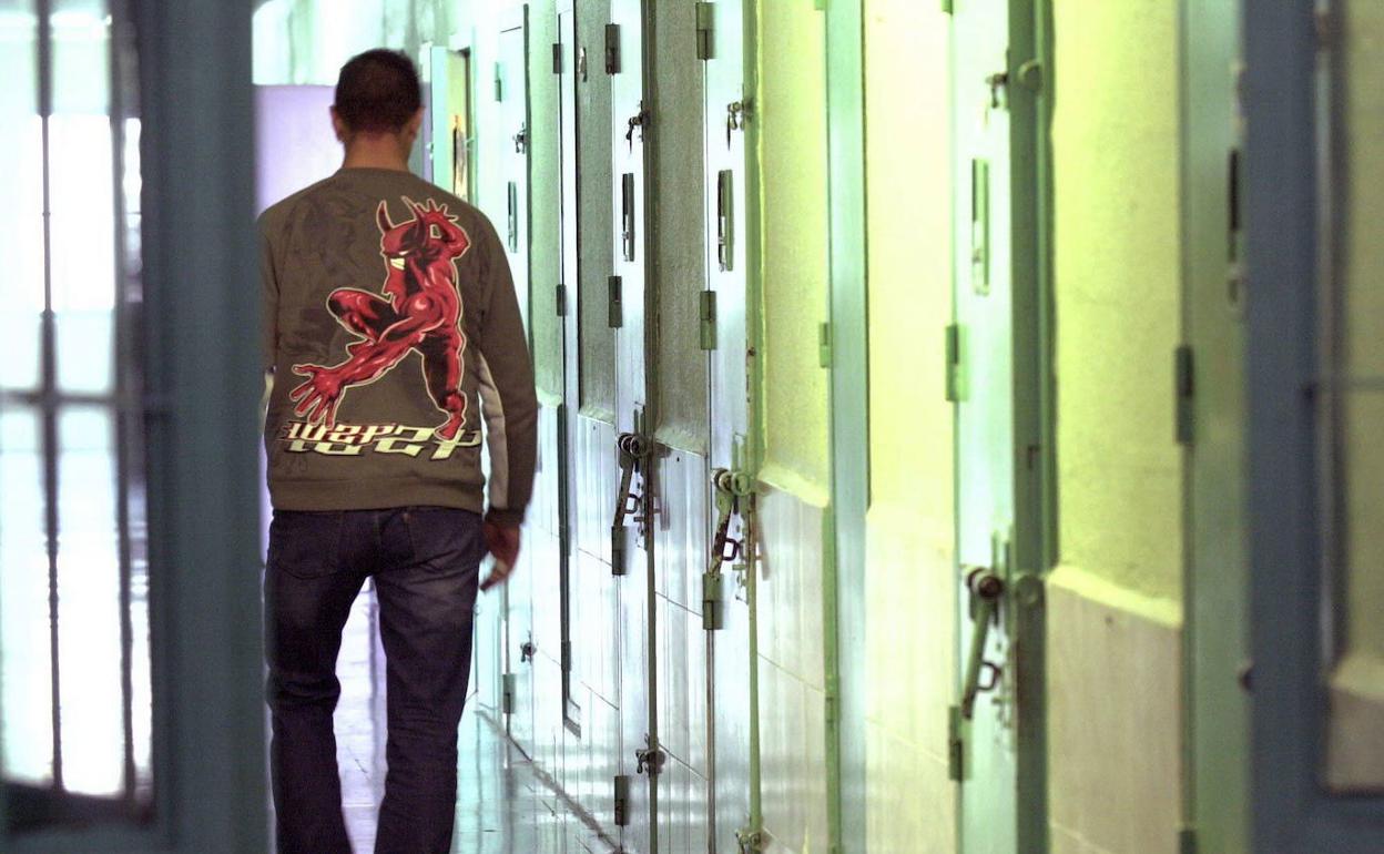 Un preso camina por una de las galerías de celdas de la cárcel de Picassent. 