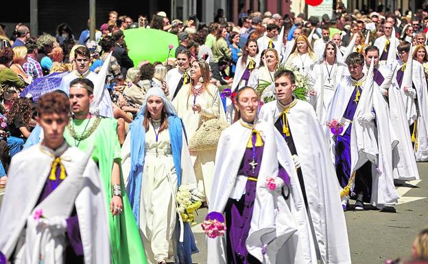 Juventud. Gran presencia de jóvenes en el desfile de Resurrección que garantiza el futuro de la fiesta.