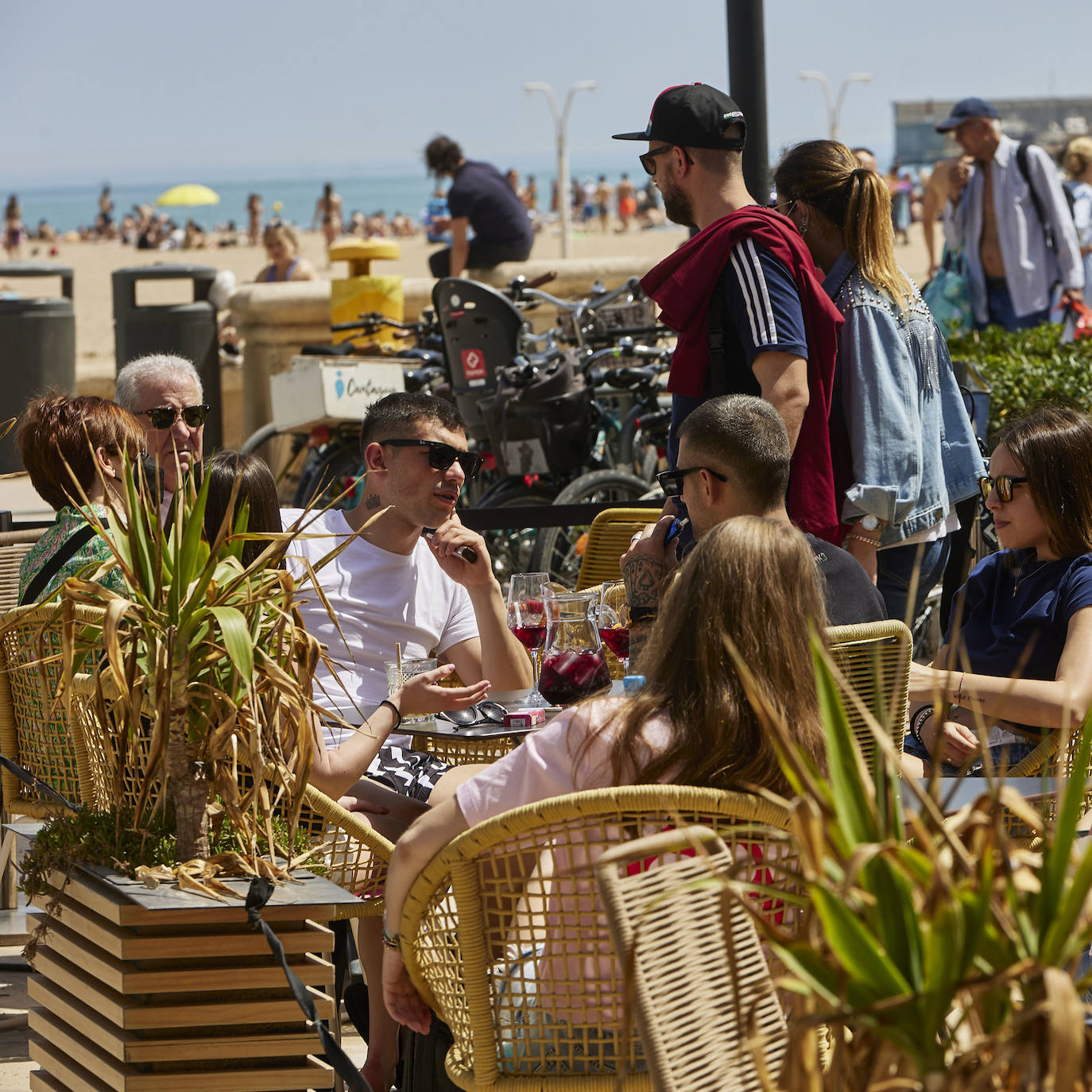 Fotos: Playas y terrazas de Valencia llenas en la Semana Santa más turística en 4 años