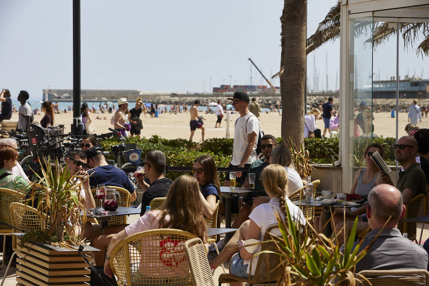 Fotos: Playas y terrazas de Valencia llenas en la Semana Santa más turística en 4 años