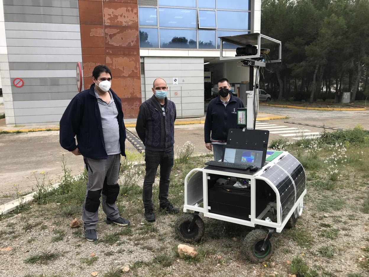 Autopropulsado. José Blasco (centro), con sus colaboradores Sergio Cubero y Enrique Aguilar, junto al robot de campo que ahora están perfeccionando. lp