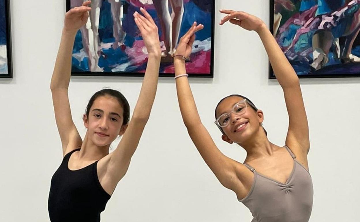 Las jóvenes . Ona y Olga, en una de las clases en Dénia.