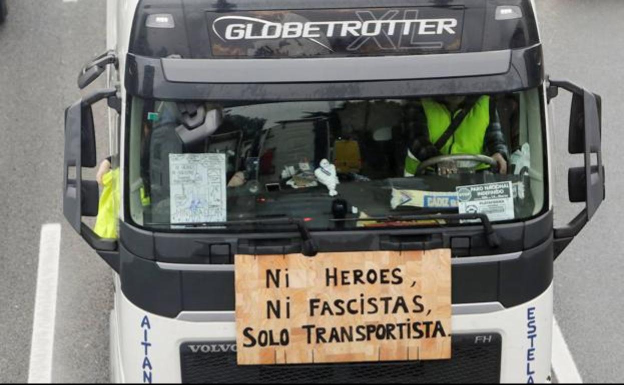 Un camión durante la marcha de los transportistas en Valencia.