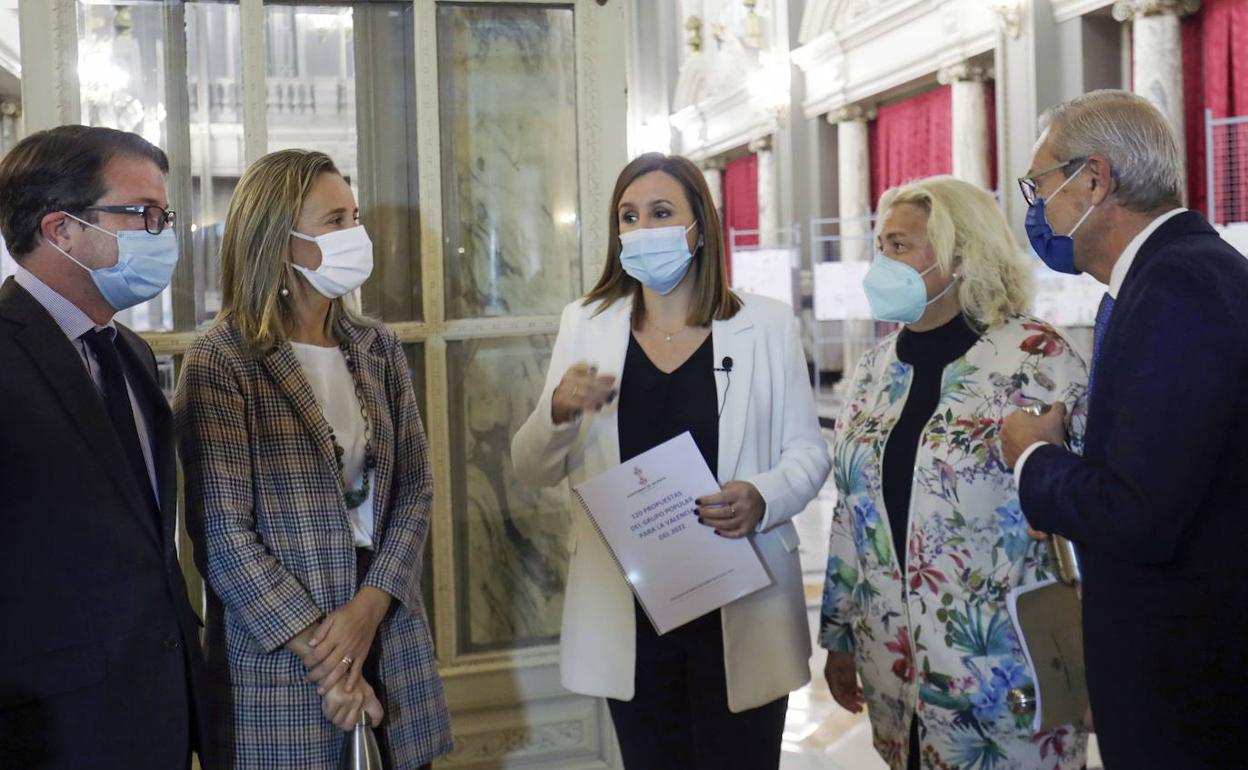 La portavoz del PP, María José Catalá (c), junto a otros concejales populares. 