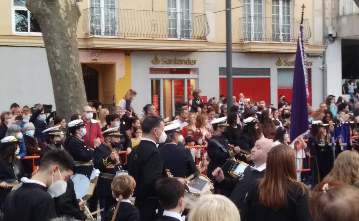 La Alameda de Xàtiva llena de gente en uno de los actos de las Semana Santa. 