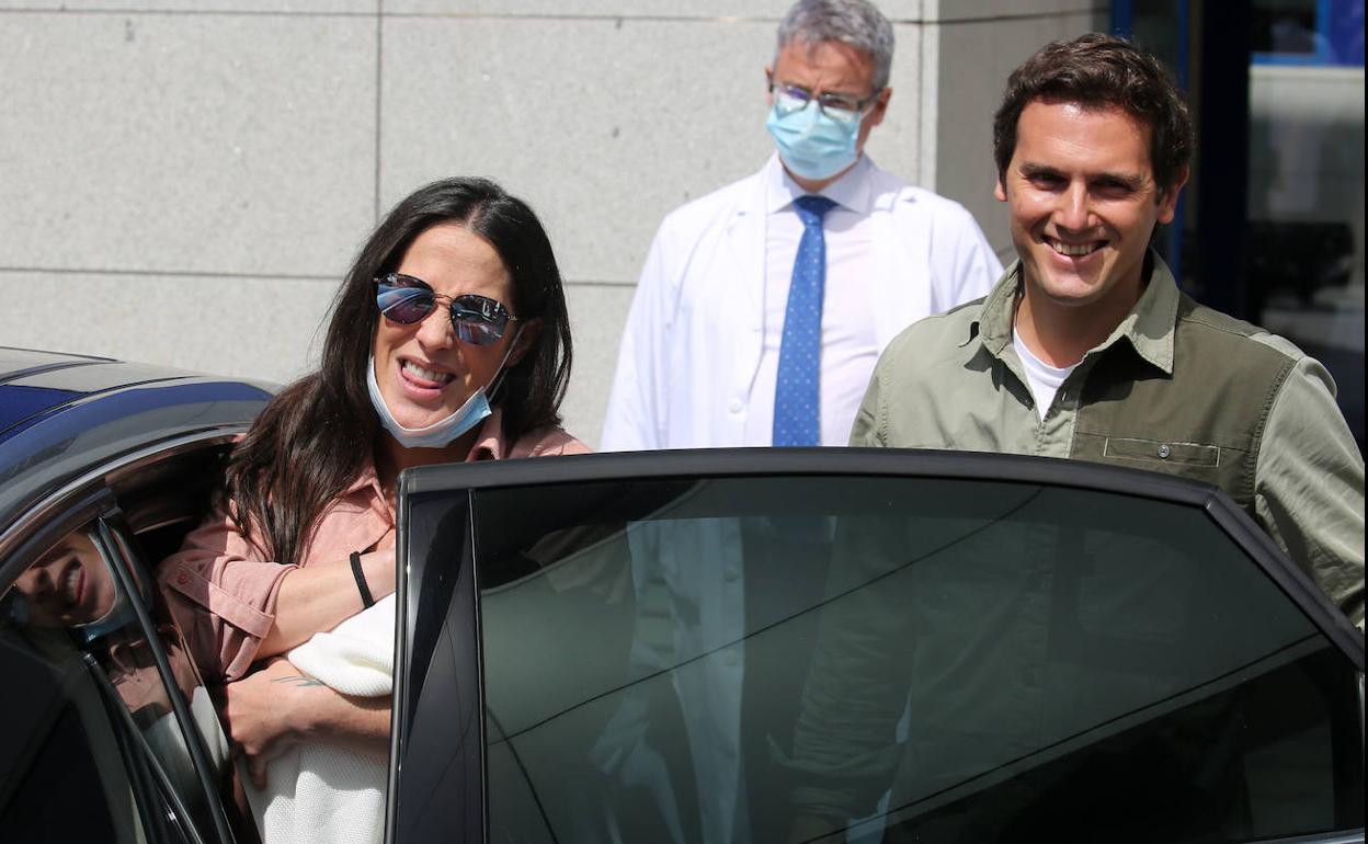 Malú y Albert Rivera reciben el alta médica tras el nacimiento de su hija Lucía