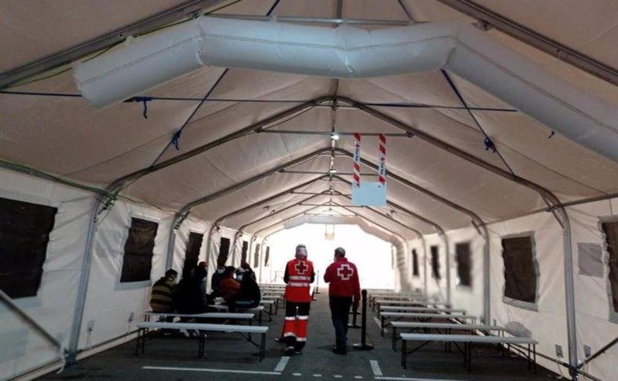 Efectivos de Cruz Roja han recibido a los rescatados en el puerto de Alicante.  