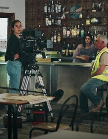 Imagen secundaria 2 - Fotogramas de 'El agua' y a la derecha, Elena López manipulando la cámara. 