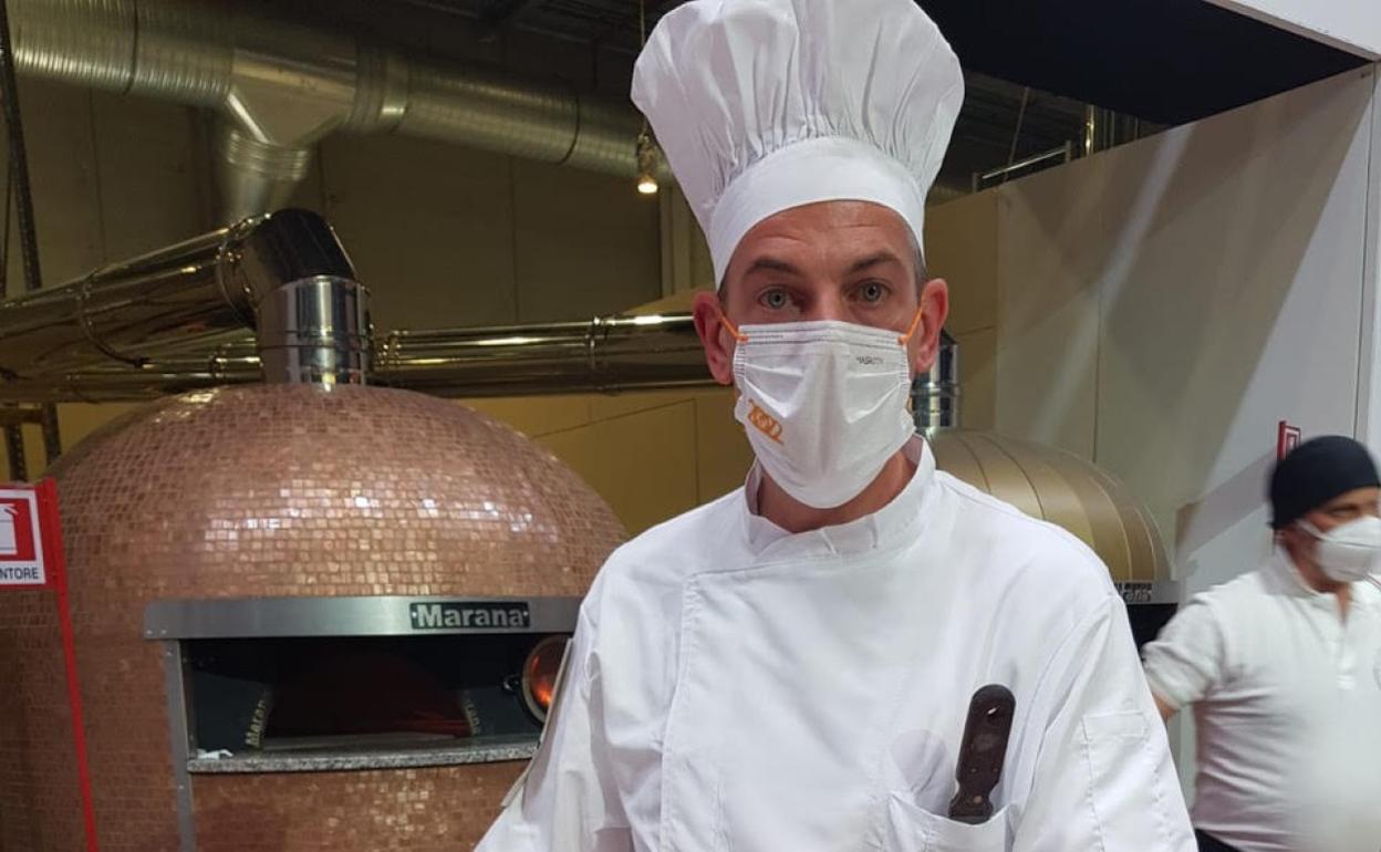 Marco Bianchi, con su plato gourmet, la pizza '5 Testure'. 