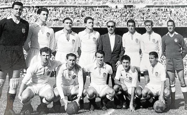 En la alineación del Valencia CF había 7 valencianos: Monzó, Sócrates, Puchades, Mañó, Fuertes, Badenes y Seguí. El once lo completaba el navarro Juan Carlos Quincoces, sobrino del entrenador, el vasco Pasieguito, el catalán Buqué y el castellano Quique, portero que quedó inmortalizado aquella tarde para la posteridad al sentarse sobre el larguero.