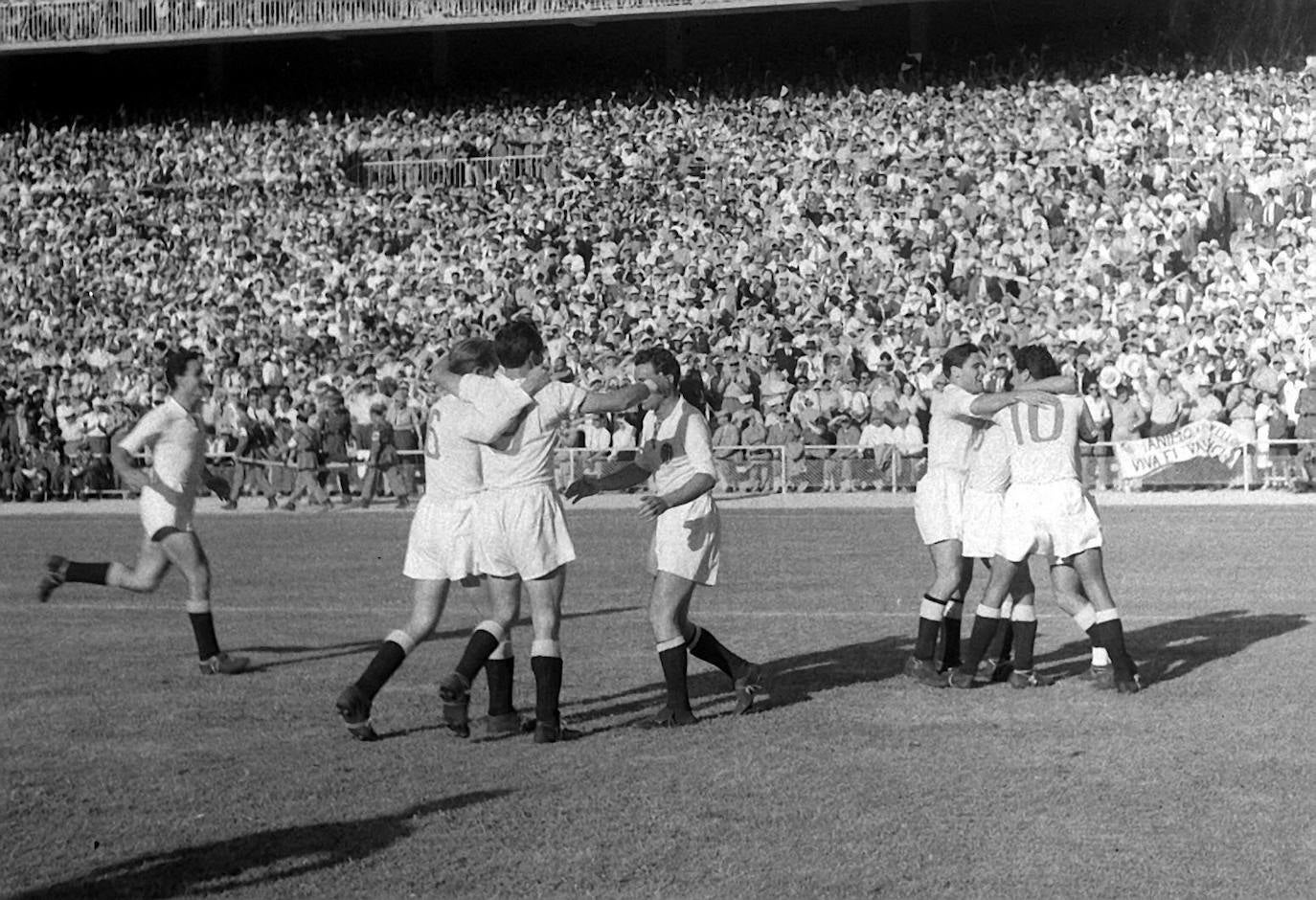 La quinta victoria proporcionó el título, el único logrado en los años cincuenta, y en el momento culminante de una generación en la que destacaba la pareja del centro del campo: la legendaria medular integrada por Pasieguito y Puchades.