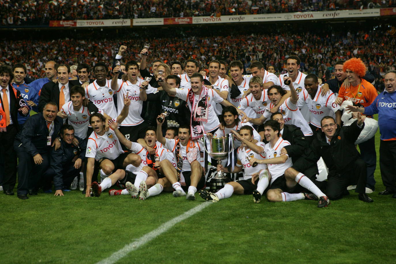 El Valencia CF, entrenado por Koeman, ganó la Copa del Rey más amarga que se recuerda el 16 de abril de 2008 en el Vicente Calderón. Ante el Getafe, con Angulo, albelda y Cañizares apartados del equipo y luchando por no bajar a Segunda, el Valencia alineó a Hildebrand, Albiol , Marchena, Alexis, Miguel, Moretti, Baraja, Mata, Silva, Villa y Arizmendi. También jugaron Caneira, Morientes y Edu.