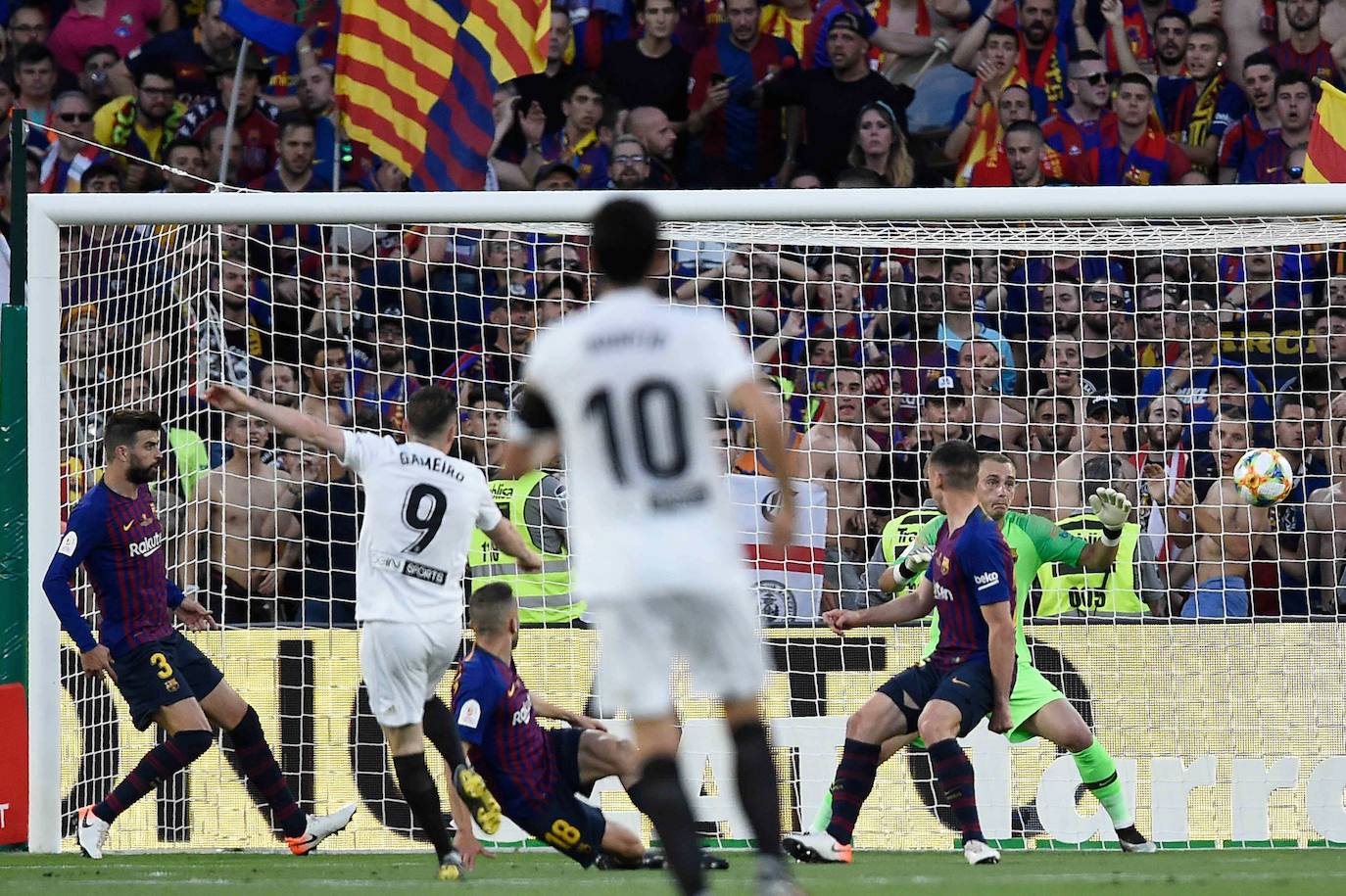 El Valencia venció por 2-1 al Barça con goles de Gameiro y Rodrigo. Messi hizo el gol del Barcelona. 