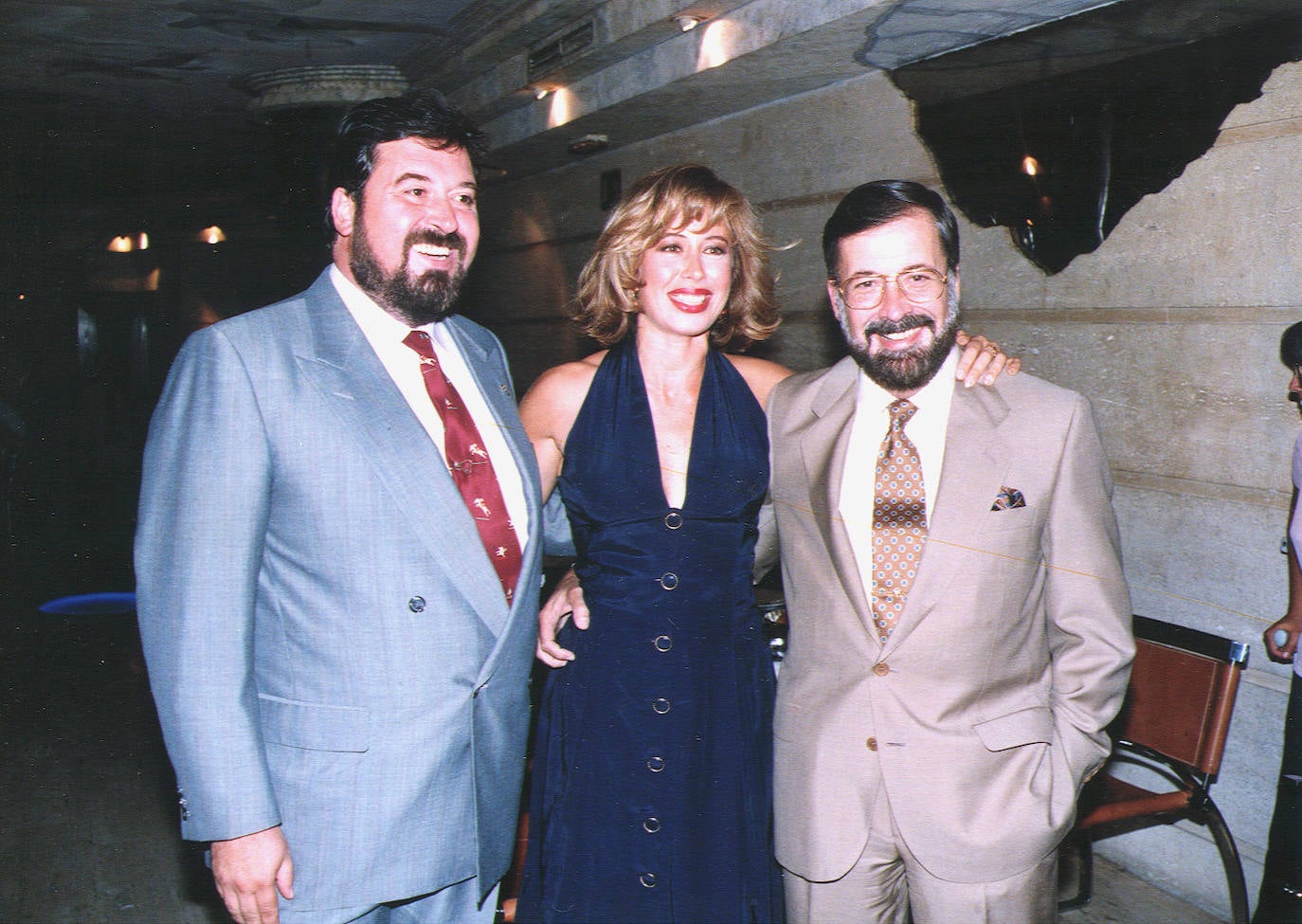 Chicho Ibáñez Serrador (d) junto a los presentadores del 'Un, dos, tres' en la temporada de 1991-1993 Jordi Estadella y Míriam Díaz Aroca.