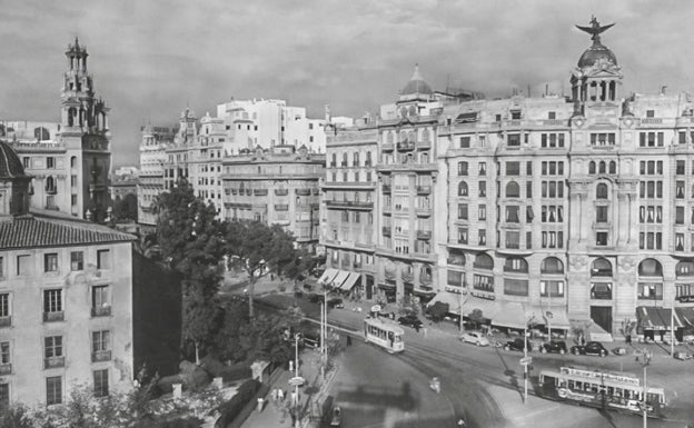 Edificio El Fénix con el bar en sus bajos.