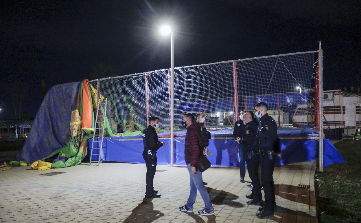 Varios policías junto a la atracción donde murieron las dos niñas. 