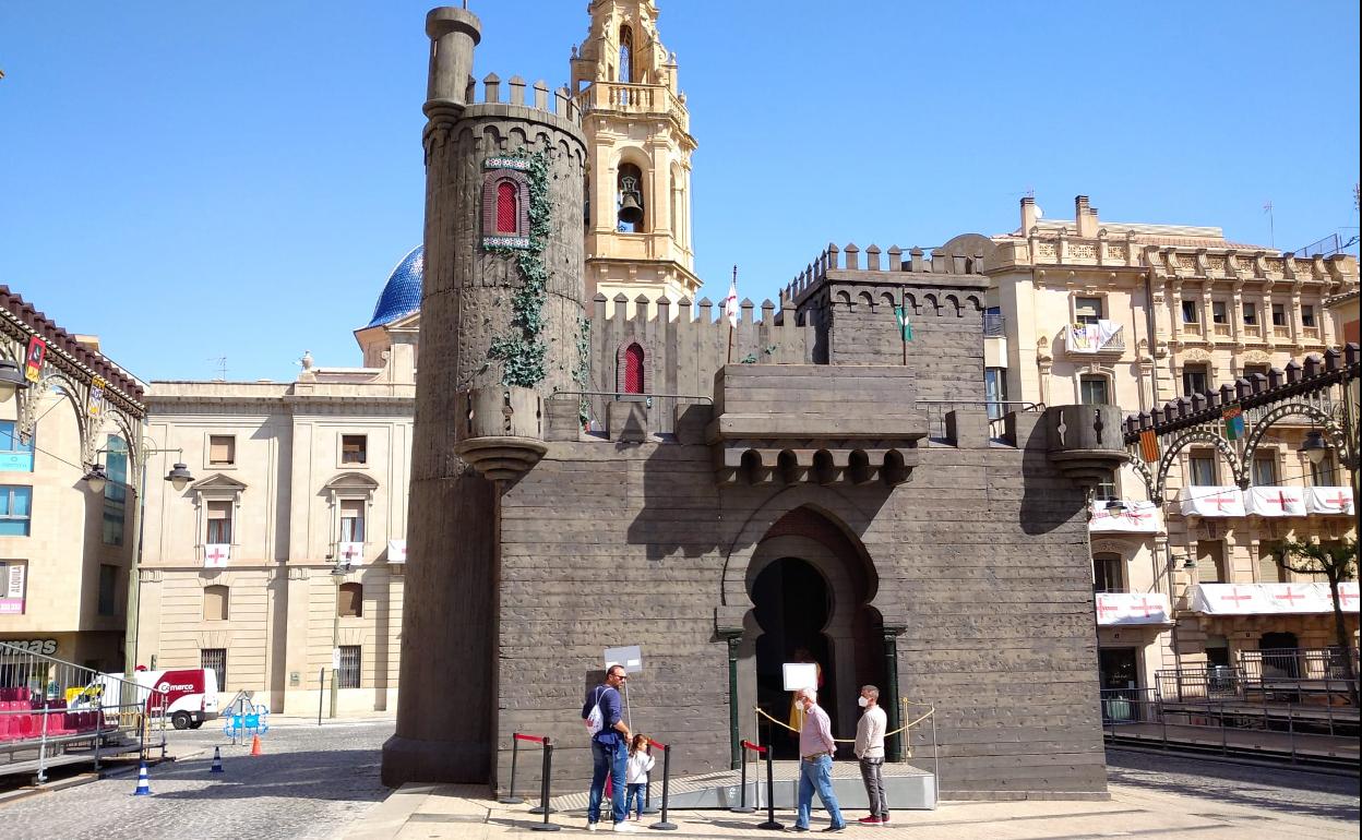 Castillo de fiestas, pocos días antes del inicio de los festejos. 