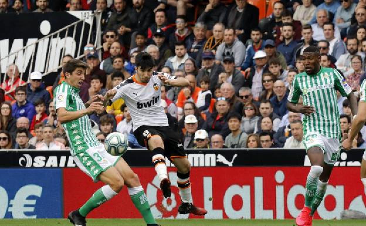 Carlos Soler, en un partido contra el Betis. 