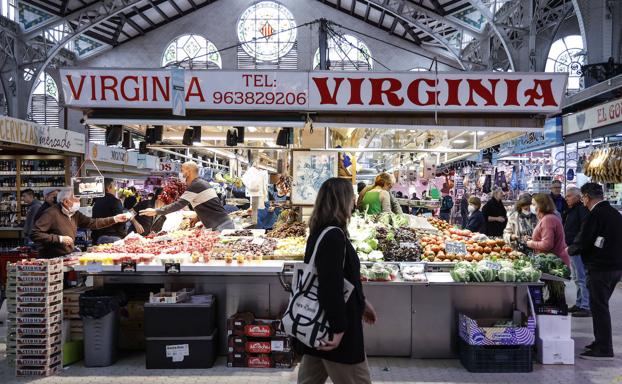 Mercado Central de Valencia, este miércoles, donde algunos clientes seguían llevando la mascarilla.