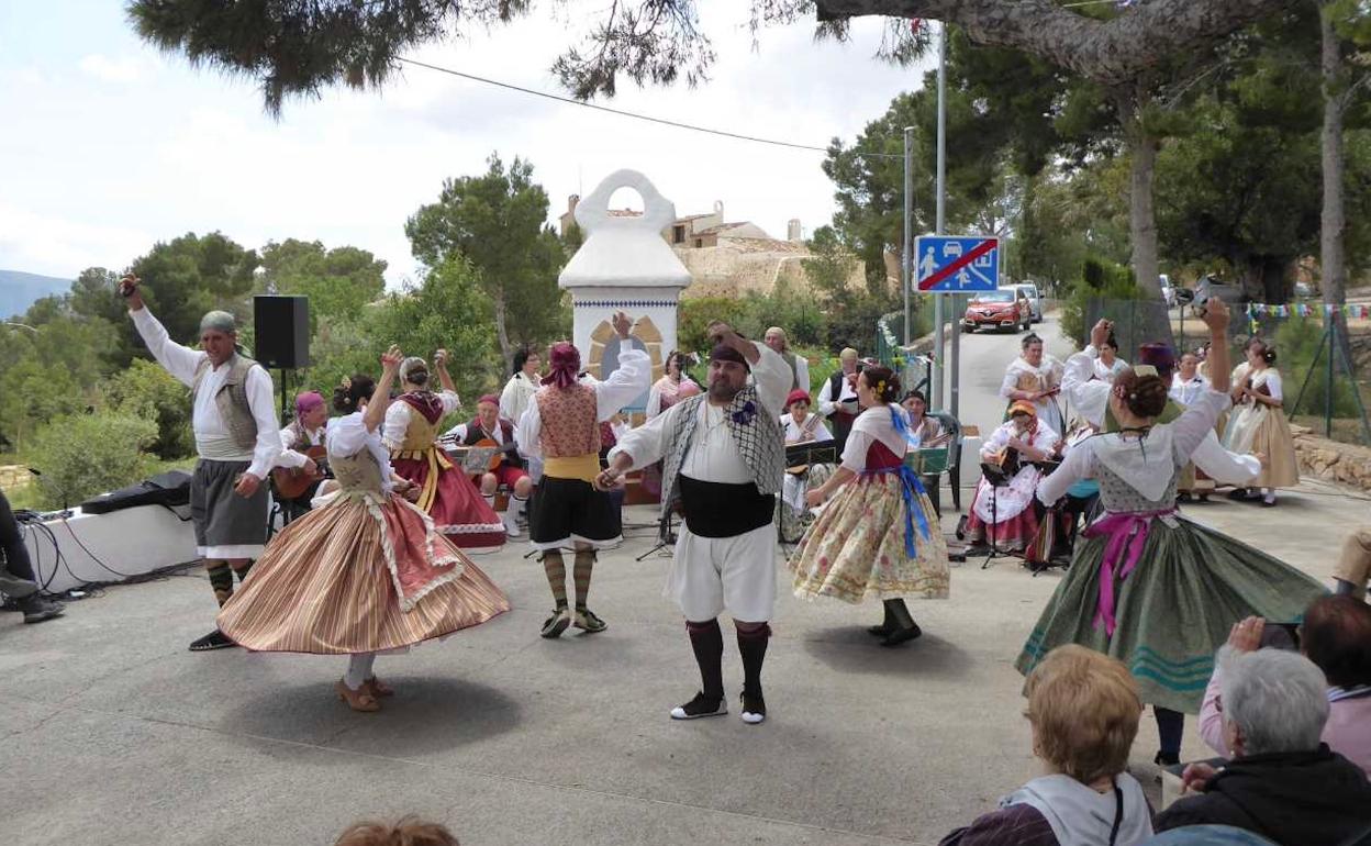 Imagen de las tradicionales danzas en la ermita de Sant Vicent del Captivador